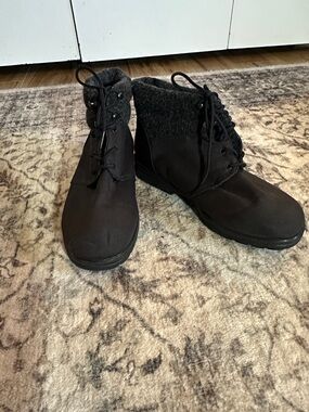 Women's Black Lace-Up Winter Ankle Boots